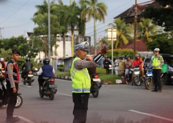 Wujudkan Kelancaran Aktivitas Masyarakat, Personel Polda Bengkulu Laksanakan Pengaturan Lalu Lintas Pagi Hari di Sejumlah Persimpangan Padat Kota Bengkulu