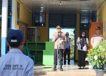 Karo Logistik Polda Bengkulu Jadi Pembina Upacara di SMP Negeri 14 Kota Bengkulu, Pesankan Generasi Cerdas Menuju Indonesia Emas 2045