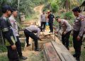 POLRES BENGKULU SELATAN GELAR KEGIATAN PERBAIKAN JEMBATAN MERAH PUTIH PRESISI DI DESA BANDAR AGUNG