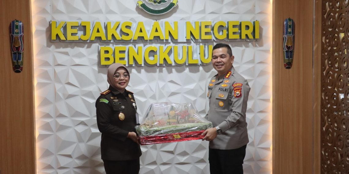 Polresta Bengkulu Berikan Tumpeng Kejutan, Pererat Sinergitas dengan Kejaksaan Negeri Bengkulu
