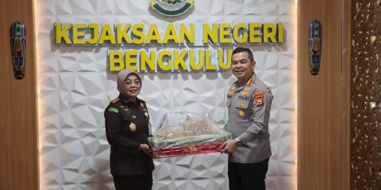 Polresta Bengkulu Berikan Tumpeng Kejutan, Pererat Sinergitas dengan Kejaksaan Negeri Bengkulu