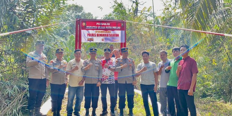 PERESMIAN JEMBATAN MERAH PUTIH PRESISI, POLRES BENGKULU SELATAN PERKUAT AKSES DAN KEDekatan DENGAN MASYARAKAT