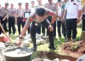 Kapolda Bengkulu Ground Breaking Bedah Rumah ke-84 dan Berikan Bansos di Desa Jeranglah Rendah Bengkulu Selatan