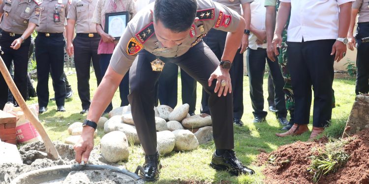 Kapolda Bengkulu Ground Breaking Bedah Rumah ke-84 dan Berikan Bansos di Desa Jeranglah Rendah Bengkulu Selatan