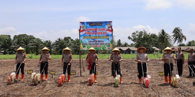 Dukung Ketahanan Pangan Nasional, Kapolda Bengkulu Tanam Jagung Kuartal III di Polres Bengkulu Selatan