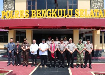 Kunker ke Polres Bengkulu Selatan, Kapolda Bengkulu Tanam Jagung dan Beri 6 Penekanan Kepada Personel