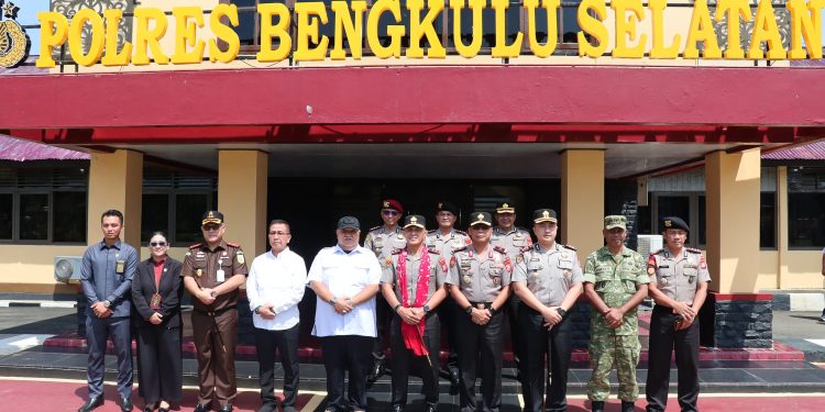 Kunker ke Polres Bengkulu Selatan, Kapolda Bengkulu Tanam Jagung dan Beri 6 Penekanan Kepada Personel