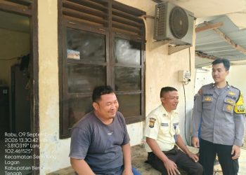 Bhabinkamtibmas Polsek Karang Tinggi Sampaikan Imbauan Karhutla Saat Sambang Warga