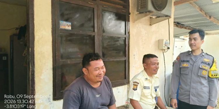 Bhabinkamtibmas Polsek Karang Tinggi Sampaikan Imbauan Karhutla Saat Sambang Warga