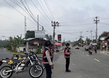 Polres Bengkulu Tengah Bersama Tim Gabungan Padamkan Kebakaran Lahan di Kembang Seri