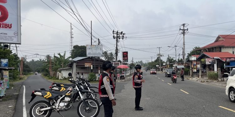 Polres Bengkulu Tengah Bersama Tim Gabungan Padamkan Kebakaran Lahan di Kembang Seri