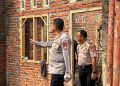 Polres Bengkulu Tengah Bersama Tim Gabungan Padamkan Kebakaran Lahan di Kembang Seri