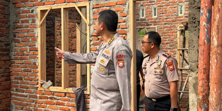 Polres Bengkulu Tengah Bersama Tim Gabungan Padamkan Kebakaran Lahan di Kembang Seri