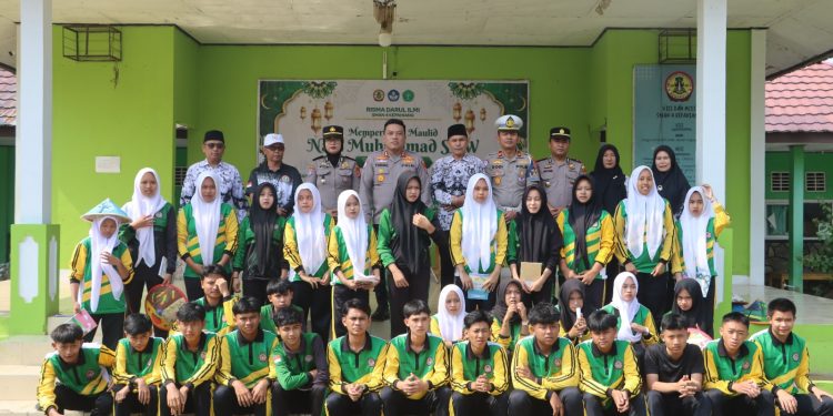 Polres Bengkulu Tengah Bersama Tim Gabungan Padamkan Kebakaran Lahan di Kembang Seri