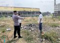 Polresta Bengkulu Gencarkan Himbauan Stop Bakar Hutan dan Larangan Membakar Sampah di Permukiman Padat TBNews, BENGKULU – Polresta Bengkulu melalui jajaran Polsek Ratu Samban terus meningkatkan upaya pencegahan kebakaran hutan dan lahan (Karhutla), sekaligus mengantisipasi potensi kebakaran di kawasan permukiman padat penduduk. Upaya tersebut dilakukan dengan memberikan edukasi dan imbauan kepada masyarakat agar tidak membuka lahan dengan cara membakar maupun membakar sampah sembarangan. Kegiatan imbauan dilaksanakan pada Senin (14/9/2026) sekitar pukul 09.30 WIB hingga selesai, berlokasi di kawasan Jalan KZ Abidin, Kelurahan Kebun Dahri, Kecamatan Ratu Samban, Kota Bengkulu. Kegiatan tersebut dipimpin Kapolsek Ratu Samban AKP Dendi Putra, SH., MH., bersama personel Polsek Ratu Samban dan Unit Intel Polsek Ratu Samban. Dalam kegiatan tersebut, personel kepolisian menyampaikan imbauan secara langsung kepada masyarakat dengan membawa spanduk bertuliskan “Stop Bakar Hutan dan Lahan”. Pesan tersebut disampaikan sebagai langkah preventif untuk mencegah terjadinya kebakaran hutan dan lahan serta kebakaran akibat pembakaran sampah di kawasan yang padat penduduk. Kapolsek Ratu Samban AKP Dendi Putra mengatakan, kegiatan tersebut merupakan bagian dari langkah kepolisian dalam mengedukasi masyarakat agar lebih peduli terhadap bahaya kebakaran, khususnya di tengah kondisi cuaca yang dapat meningkatkan risiko munculnya titik api. “Kami mengimbau masyarakat untuk tidak melakukan pembakaran hutan maupun lahan dengan alasan apa pun. Pembakaran yang tidak terkendali dapat dengan cepat meluas dan menimbulkan dampak bagi lingkungan maupun keselamatan masyarakat,” ujar AKP Dendi Putra. Selain menyasar kawasan yang berpotensi terjadi pembakaran lahan, personel juga memberikan perhatian khusus terhadap kawasan pasar dan permukiman padat penduduk di Jalan KZ Abidin. Masyarakat diminta tidak membakar sampah secara sembarangan karena api dapat merambat ke bangunan maupun permukiman di sekitarnya. “Kami juga mengingatkan warga agar tidak membakar sampah di kawasan permukiman padat penduduk. Lebih baik sampah dikelola dengan cara yang aman sehingga tidak menimbulkan risiko kebakaran dan membahayakan lingkungan sekitar,” tegasnya. Dalam kesempatan tersebut, kepolisian turut mengajak masyarakat untuk berperan aktif dalam mencegah terjadinya Karhutla. Warga diminta segera melaporkan kepada pihak kepolisian apabila menemukan adanya aktivitas pembakaran hutan, lahan, maupun titik api yang berpotensi menimbulkan kebakaran. “Pencegahan Karhutla bukan hanya menjadi tanggung jawab kepolisian, tetapi membutuhkan kepedulian dan peran serta seluruh masyarakat. Apabila melihat adanya titik api atau aktivitas pembakaran yang mencurigakan, segera laporkan kepada pihak berwenang agar dapat ditangani sebelum api semakin meluas,” jelas AKP Dendi Putra. Polsek Ratu Samban juga mengingatkan masyarakat bahwa pembakaran hutan dan/atau lahan dapat berimplikasi hukum. Pelaku dapat dikenakan sanksi pidana sesuai ketentuan peraturan perundang-undangan yang berlaku, termasuk ketentuan dalam Undang-Undang Nomor 41 Tahun 1999 tentang Kehutanan sebagaimana telah mengalami perubahan sesuai peraturan perundang-undangan. Melalui kegiatan tersebut, Polresta Bengkulu berharap kesadaran masyarakat semakin meningkat untuk bersama-sama menjaga lingkungan serta mencegah terjadinya kebakaran hutan, lahan, maupun permukiman. Selama kegiatan berlangsung, situasi di kawasan Jalan KZ Abidin, Kelurahan Kebun Dahri, Kecamatan Ratu Samban, Kota Bengkulu, berjalan aman, tertib dan kondusif.