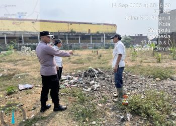 Polresta Bengkulu Gencarkan Himbauan Stop Bakar Hutan dan Larangan Membakar Sampah di Permukiman Padat  TBNews, BENGKULU – Polresta Bengkulu melalui jajaran Polsek Ratu Samban terus meningkatkan upaya pencegahan kebakaran hutan dan lahan (Karhutla), sekaligus mengantisipasi potensi kebakaran di kawasan permukiman padat penduduk. Upaya tersebut dilakukan dengan memberikan edukasi dan imbauan kepada masyarakat agar tidak membuka lahan dengan cara membakar maupun membakar sampah sembarangan.  Kegiatan imbauan dilaksanakan pada Senin (14/9/2026) sekitar pukul 09.30 WIB hingga selesai, berlokasi di kawasan Jalan KZ Abidin, Kelurahan Kebun Dahri, Kecamatan Ratu Samban, Kota Bengkulu. Kegiatan tersebut dipimpin Kapolsek Ratu Samban AKP Dendi Putra, SH., MH., bersama personel Polsek Ratu Samban dan Unit Intel Polsek Ratu Samban.  Dalam kegiatan tersebut, personel kepolisian menyampaikan imbauan secara langsung kepada masyarakat dengan membawa spanduk bertuliskan “Stop Bakar Hutan dan Lahan”. Pesan tersebut disampaikan sebagai langkah preventif untuk mencegah terjadinya kebakaran hutan dan lahan serta kebakaran akibat pembakaran sampah di kawasan yang padat penduduk.  Kapolsek Ratu Samban AKP Dendi Putra mengatakan, kegiatan tersebut merupakan bagian dari langkah kepolisian dalam mengedukasi masyarakat agar lebih peduli terhadap bahaya kebakaran, khususnya di tengah kondisi cuaca yang dapat meningkatkan risiko munculnya titik api.  “Kami mengimbau masyarakat untuk tidak melakukan pembakaran hutan maupun lahan dengan alasan apa pun. Pembakaran yang tidak terkendali dapat dengan cepat meluas dan menimbulkan dampak bagi lingkungan maupun keselamatan masyarakat,” ujar AKP Dendi Putra.  Selain menyasar kawasan yang berpotensi terjadi pembakaran lahan, personel juga memberikan perhatian khusus terhadap kawasan pasar dan permukiman padat penduduk di Jalan KZ Abidin. Masyarakat diminta tidak membakar sampah secara sembarangan karena api dapat merambat ke bangunan maupun permukiman di sekitarnya.  “Kami juga mengingatkan warga agar tidak membakar sampah di kawasan permukiman padat penduduk. Lebih baik sampah dikelola dengan cara yang aman sehingga tidak menimbulkan risiko kebakaran dan membahayakan lingkungan sekitar,” tegasnya.  Dalam kesempatan tersebut, kepolisian turut mengajak masyarakat untuk berperan aktif dalam mencegah terjadinya Karhutla. Warga diminta segera melaporkan kepada pihak kepolisian apabila menemukan adanya aktivitas pembakaran hutan, lahan, maupun titik api yang berpotensi menimbulkan kebakaran.  “Pencegahan Karhutla bukan hanya menjadi tanggung jawab kepolisian, tetapi membutuhkan kepedulian dan peran serta seluruh masyarakat. Apabila melihat adanya titik api atau aktivitas pembakaran yang mencurigakan, segera laporkan kepada pihak berwenang agar dapat ditangani sebelum api semakin meluas,” jelas AKP Dendi Putra.  Polsek Ratu Samban juga mengingatkan masyarakat bahwa pembakaran hutan dan/atau lahan dapat berimplikasi hukum. Pelaku dapat dikenakan sanksi pidana sesuai ketentuan peraturan perundang-undangan yang berlaku, termasuk ketentuan dalam Undang-Undang Nomor 41 Tahun 1999 tentang Kehutanan sebagaimana telah mengalami perubahan sesuai peraturan perundang-undangan.  Melalui kegiatan tersebut, Polresta Bengkulu berharap kesadaran masyarakat semakin meningkat untuk bersama-sama menjaga lingkungan serta mencegah terjadinya kebakaran hutan, lahan, maupun permukiman.  Selama kegiatan berlangsung, situasi di kawasan Jalan KZ Abidin, Kelurahan Kebun Dahri, Kecamatan Ratu Samban, Kota Bengkulu, berjalan aman, tertib dan kondusif.
