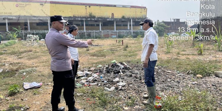 Polresta Bengkulu Gencarkan Himbauan Stop Bakar Hutan dan Larangan Membakar Sampah di Permukiman Padat TBNews, BENGKULU – Polresta Bengkulu melalui jajaran Polsek Ratu Samban terus meningkatkan upaya pencegahan kebakaran hutan dan lahan (Karhutla), sekaligus mengantisipasi potensi kebakaran di kawasan permukiman padat penduduk. Upaya tersebut dilakukan dengan memberikan edukasi dan imbauan kepada masyarakat agar tidak membuka lahan dengan cara membakar maupun membakar sampah sembarangan. Kegiatan imbauan dilaksanakan pada Senin (14/9/2026) sekitar pukul 09.30 WIB hingga selesai, berlokasi di kawasan Jalan KZ Abidin, Kelurahan Kebun Dahri, Kecamatan Ratu Samban, Kota Bengkulu. Kegiatan tersebut dipimpin Kapolsek Ratu Samban AKP Dendi Putra, SH., MH., bersama personel Polsek Ratu Samban dan Unit Intel Polsek Ratu Samban. Dalam kegiatan tersebut, personel kepolisian menyampaikan imbauan secara langsung kepada masyarakat dengan membawa spanduk bertuliskan “Stop Bakar Hutan dan Lahan”. Pesan tersebut disampaikan sebagai langkah preventif untuk mencegah terjadinya kebakaran hutan dan lahan serta kebakaran akibat pembakaran sampah di kawasan yang padat penduduk. Kapolsek Ratu Samban AKP Dendi Putra mengatakan, kegiatan tersebut merupakan bagian dari langkah kepolisian dalam mengedukasi masyarakat agar lebih peduli terhadap bahaya kebakaran, khususnya di tengah kondisi cuaca yang dapat meningkatkan risiko munculnya titik api. “Kami mengimbau masyarakat untuk tidak melakukan pembakaran hutan maupun lahan dengan alasan apa pun. Pembakaran yang tidak terkendali dapat dengan cepat meluas dan menimbulkan dampak bagi lingkungan maupun keselamatan masyarakat,” ujar AKP Dendi Putra. Selain menyasar kawasan yang berpotensi terjadi pembakaran lahan, personel juga memberikan perhatian khusus terhadap kawasan pasar dan permukiman padat penduduk di Jalan KZ Abidin. Masyarakat diminta tidak membakar sampah secara sembarangan karena api dapat merambat ke bangunan maupun permukiman di sekitarnya. “Kami juga mengingatkan warga agar tidak membakar sampah di kawasan permukiman padat penduduk. Lebih baik sampah dikelola dengan cara yang aman sehingga tidak menimbulkan risiko kebakaran dan membahayakan lingkungan sekitar,” tegasnya. Dalam kesempatan tersebut, kepolisian turut mengajak masyarakat untuk berperan aktif dalam mencegah terjadinya Karhutla. Warga diminta segera melaporkan kepada pihak kepolisian apabila menemukan adanya aktivitas pembakaran hutan, lahan, maupun titik api yang berpotensi menimbulkan kebakaran. “Pencegahan Karhutla bukan hanya menjadi tanggung jawab kepolisian, tetapi membutuhkan kepedulian dan peran serta seluruh masyarakat. Apabila melihat adanya titik api atau aktivitas pembakaran yang mencurigakan, segera laporkan kepada pihak berwenang agar dapat ditangani sebelum api semakin meluas,” jelas AKP Dendi Putra. Polsek Ratu Samban juga mengingatkan masyarakat bahwa pembakaran hutan dan/atau lahan dapat berimplikasi hukum. Pelaku dapat dikenakan sanksi pidana sesuai ketentuan peraturan perundang-undangan yang berlaku, termasuk ketentuan dalam Undang-Undang Nomor 41 Tahun 1999 tentang Kehutanan sebagaimana telah mengalami perubahan sesuai peraturan perundang-undangan. Melalui kegiatan tersebut, Polresta Bengkulu berharap kesadaran masyarakat semakin meningkat untuk bersama-sama menjaga lingkungan serta mencegah terjadinya kebakaran hutan, lahan, maupun permukiman. Selama kegiatan berlangsung, situasi di kawasan Jalan KZ Abidin, Kelurahan Kebun Dahri, Kecamatan Ratu Samban, Kota Bengkulu, berjalan aman, tertib dan kondusif.