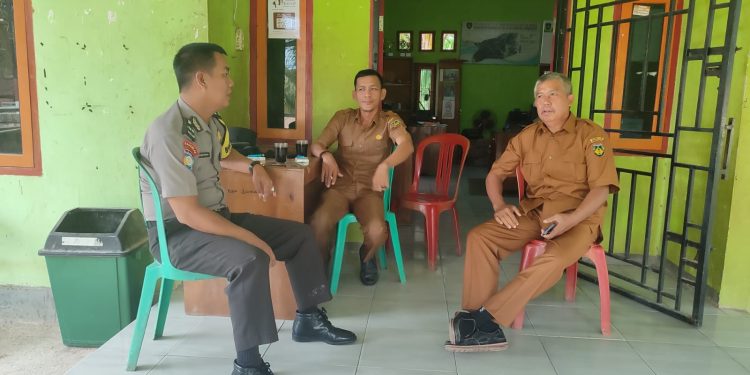 BHABINKAMTIBMAS POLSEK MANNA SAMBANGI PEMDES TAMBANGAN, SOSIALISASIKAN KAMTIBMAS DAN CALL CENTER 110