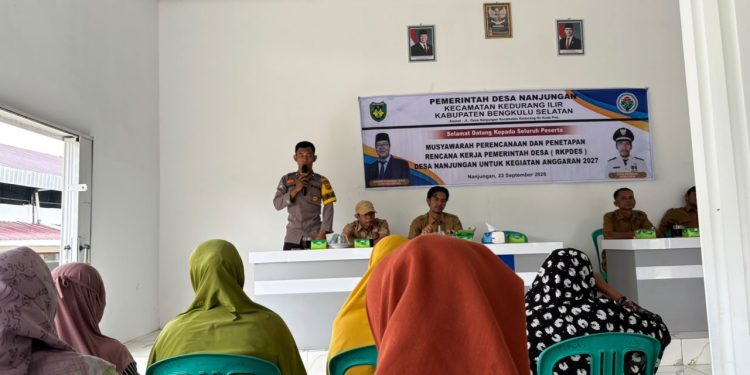 BHABINKAMTIBMAS POLSEK KEDURANG ILIR KAWAL MUSRENBANGDES NANJUNGAN 2027, WUJUDKAN SINERGI POLRI DAN PEMERINTAH DESA