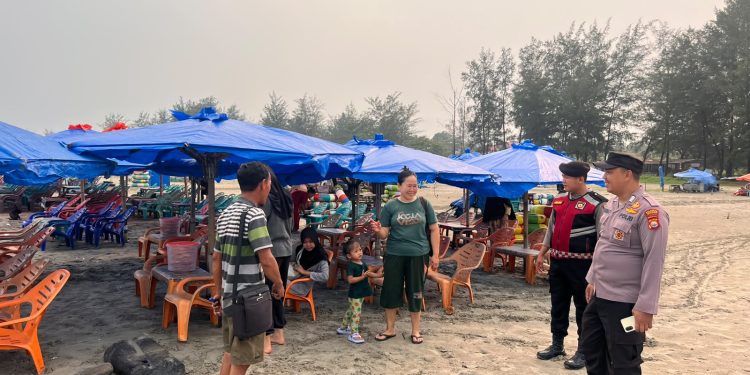 Polresta Bengkulu Hadir Jaga Keamanan dan Keselamatan Pengunjung Pantai Zakat
