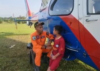 Kru Helikopter Polri Dampingi Warga di Tengah Bencana, Anak-Anak Aceh Tamiang Jadi Sumber Semangat