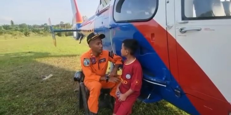 Kru Helikopter Polri Dampingi Warga di Tengah Bencana, Anak-Anak Aceh Tamiang Jadi Sumber Semangat