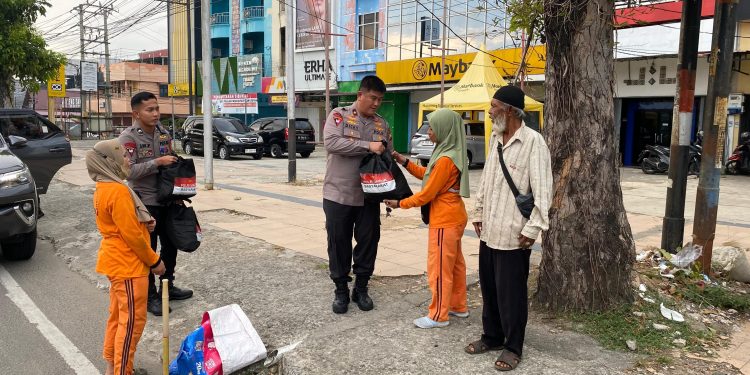 Wakapolda Bengkulu Tunjukkan Kepedulian terhadap Petugas Kebersihan