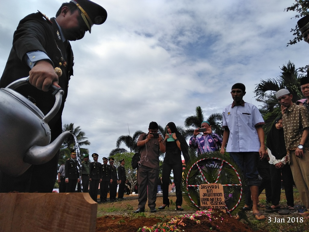 Kapolres Bengkulu Utara Pimpin Upacara Pemakaman Anggota Polri Yang Meninggal