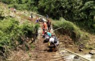 Hadir Ditengah Masyarakat, Bhabinkamtibmas Polsek BI Polda Bengkulu Bantu Pembangunan Jembatan
