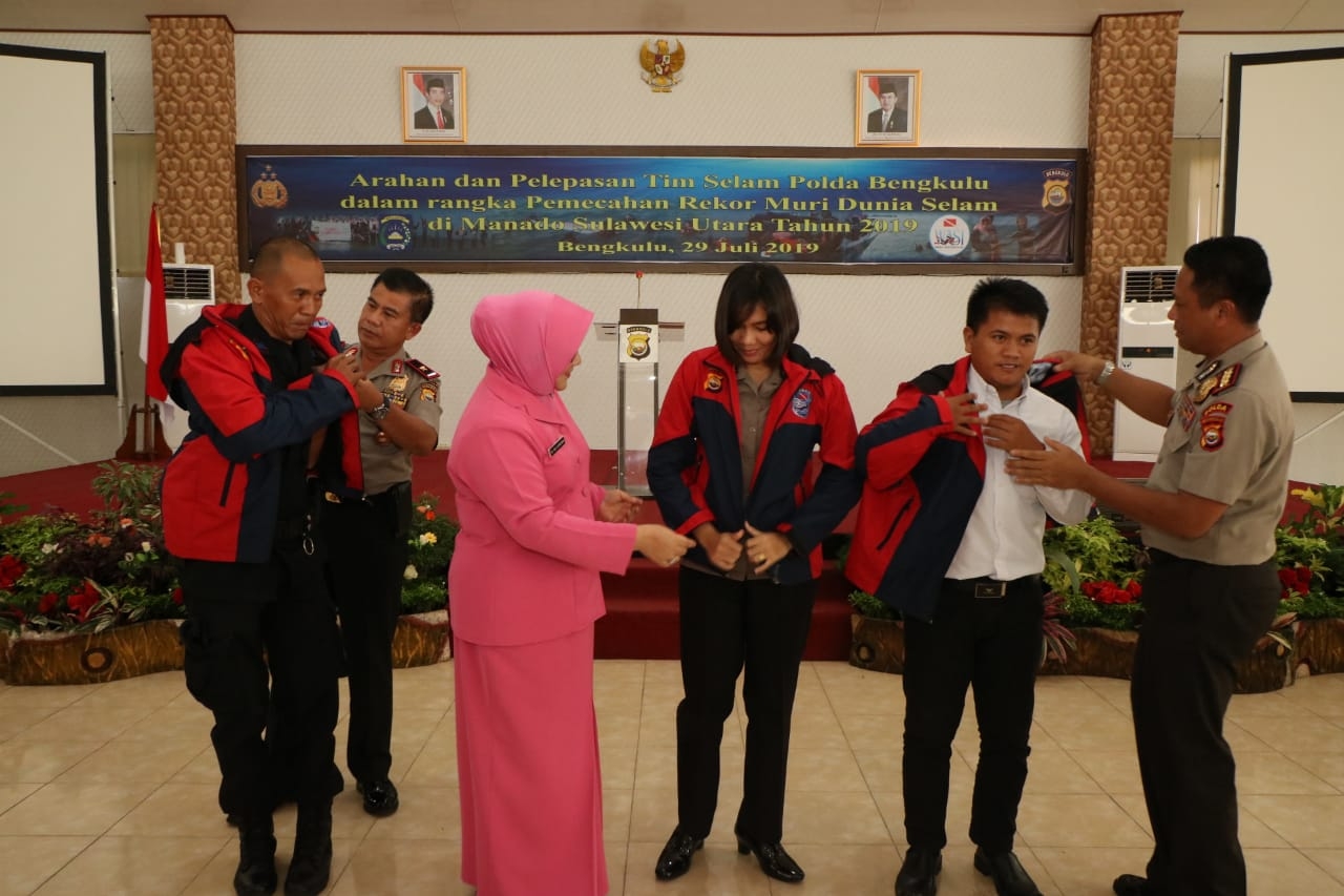 Kapolda dan Ketua Bhayangkari Lepas Peselam Polda Bengkulu Meriahkan Pemecahan Rekor Dunia Selam di Manado