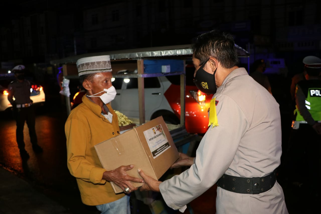 Patroli Skala Besar Pengetatan PPKM Mikro, Polda Bengkulu Bagikan Bansos pada Pedagang Kecil