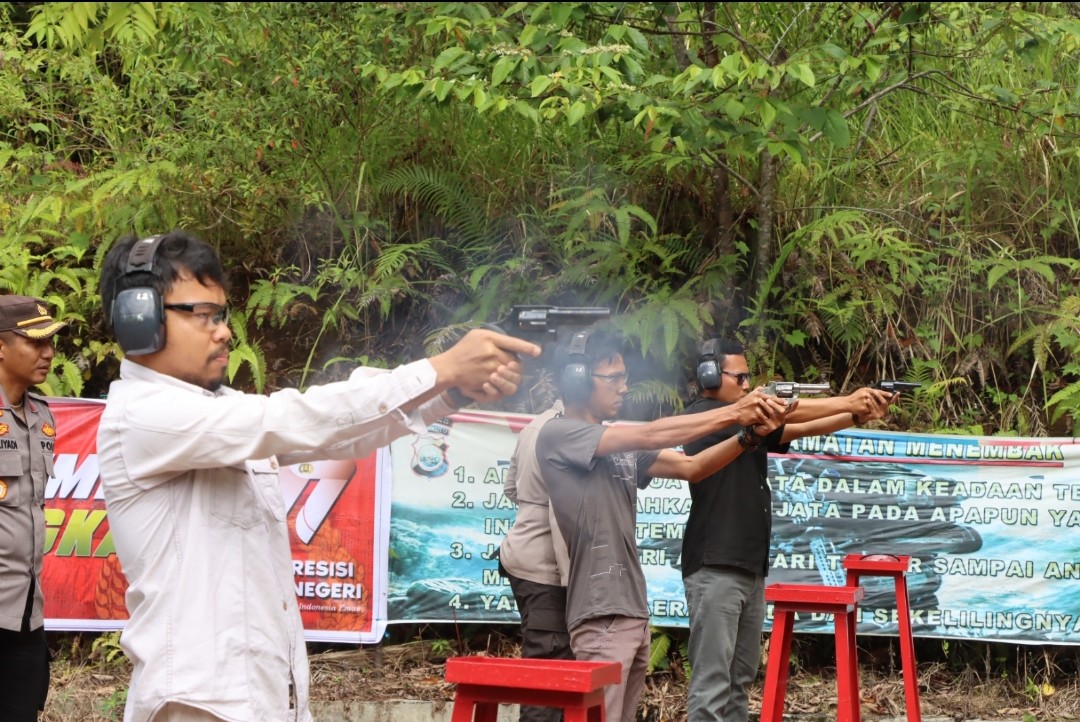 Sambut HUT Bhayangkara, Polres Lebong Lomba Menembak bersama Wartawan