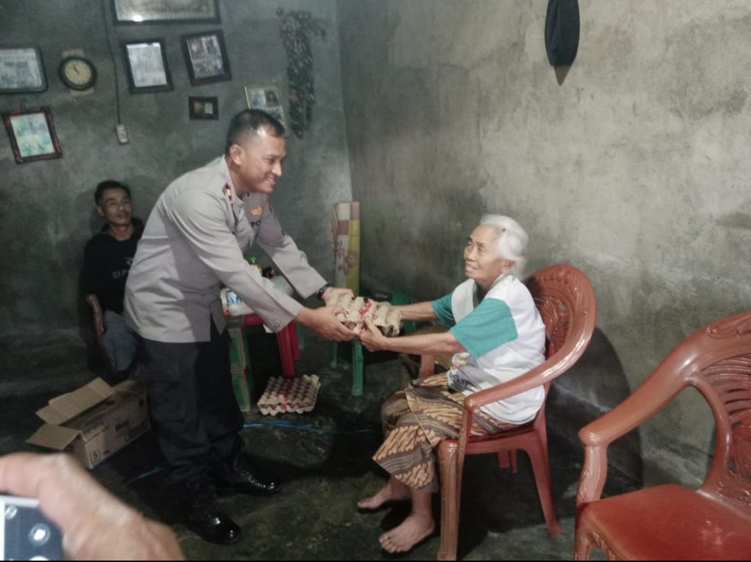 Sinergi Bersama Pemerintah Kecamatan, Polsek Sindang Kelingi Bagi Bantuan Untuk Lansia