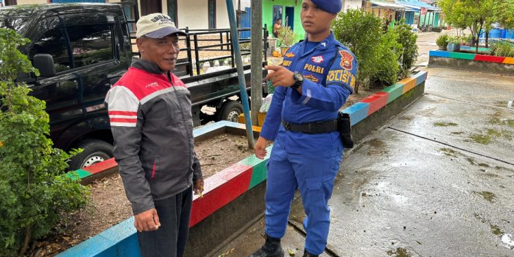 Polisi RW Polairud Bengkulu Sambangi Warga Kampung Bahari, Sosialisasi Cuaca Buruk dan Kamtibmas