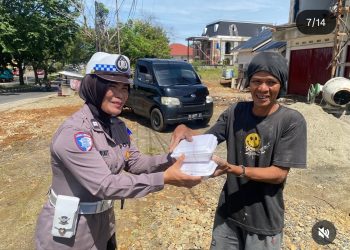 Ditlantas Polda Bengkulu Gelar Jum’at Berbagi, Patroli Humanis Salurkan Makanan ke Warga
