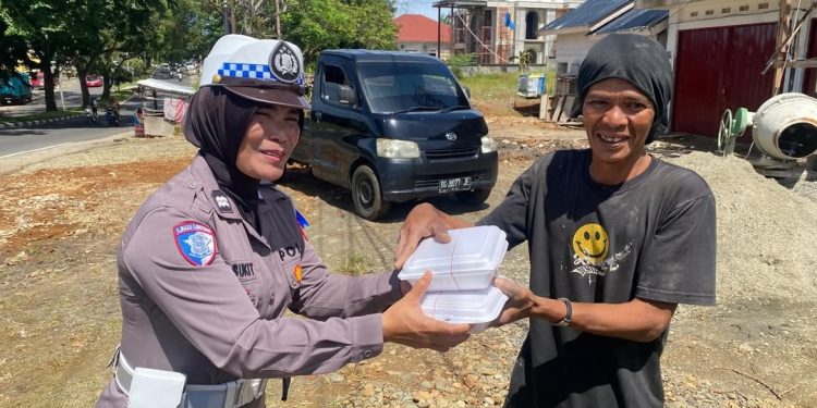 Ditlantas Polda Bengkulu Gelar Jum’at Berbagi, Patroli Humanis Salurkan Makanan ke Warga