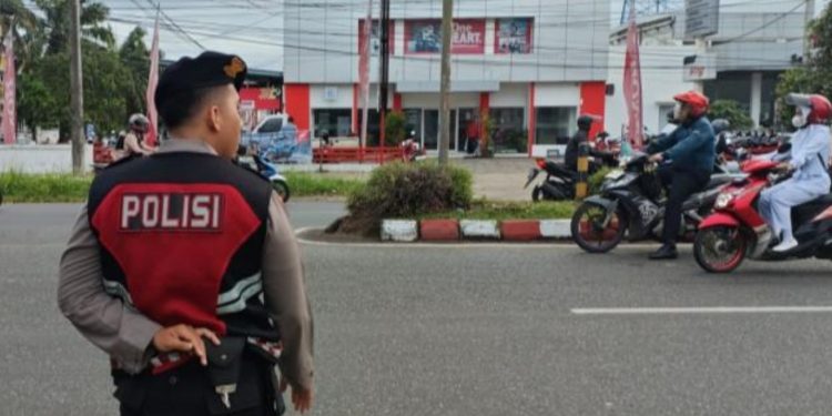 Ditlantas dan Samapta Polda Bengkulu Laksanakan Pengaturan Pagi untuk Kelancaran Aktivitas Warga