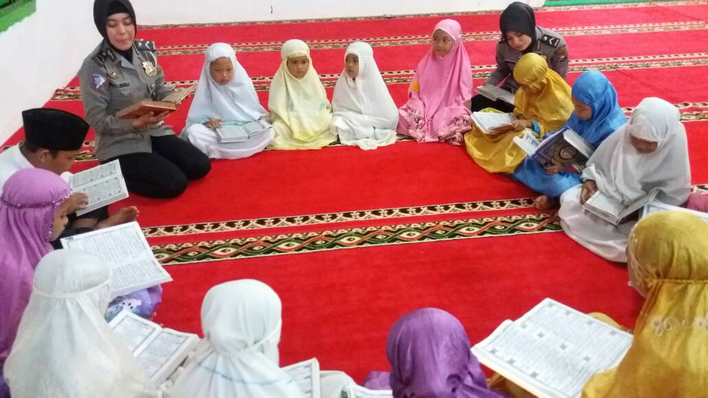 Berikan Tausiah dan Mengajar Mengaji, Kegiatan Polwan Polres Bengkulu Selatan di Bulan Ramadhan