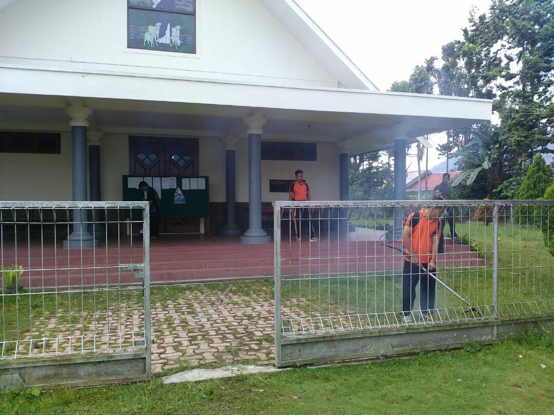 Personil Polres Kepahiang Gotong Royong Bersihkan Masjid dan Gereja