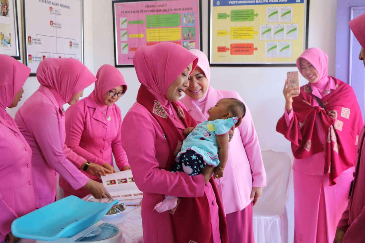 Kunjungan Ke Manna, Ketua Bhayangkari Daerah Bengkulu periksa kesehatan Bayi