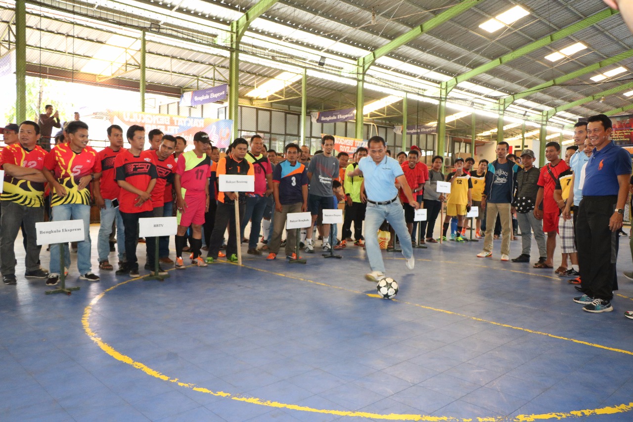 Tendangan Bola Oleh Kapolda Bengkulu, Menandai Pembukaan Turnamen Futsal Direktur RBMG,