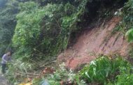 Bersama Warga, Anggota Polsek Kaur Utara Bersihkan Material Longsor dan Pohon Tumbang di Padang Guci Hilir