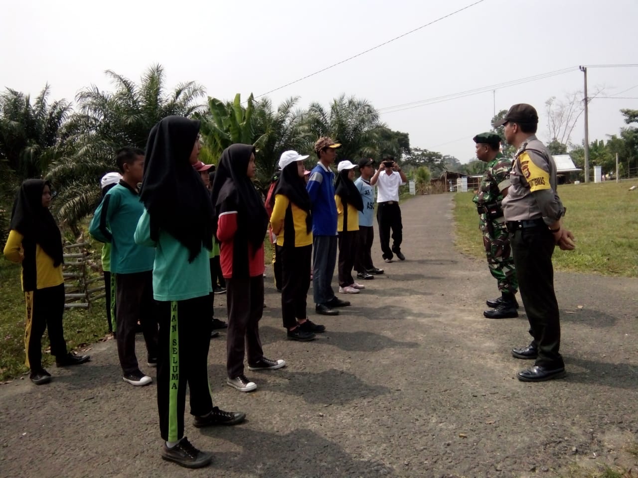 Bersama Babinsa, Bhabinkamtibmas Latih Paskibraka Kecamatan Lubuk Sandi