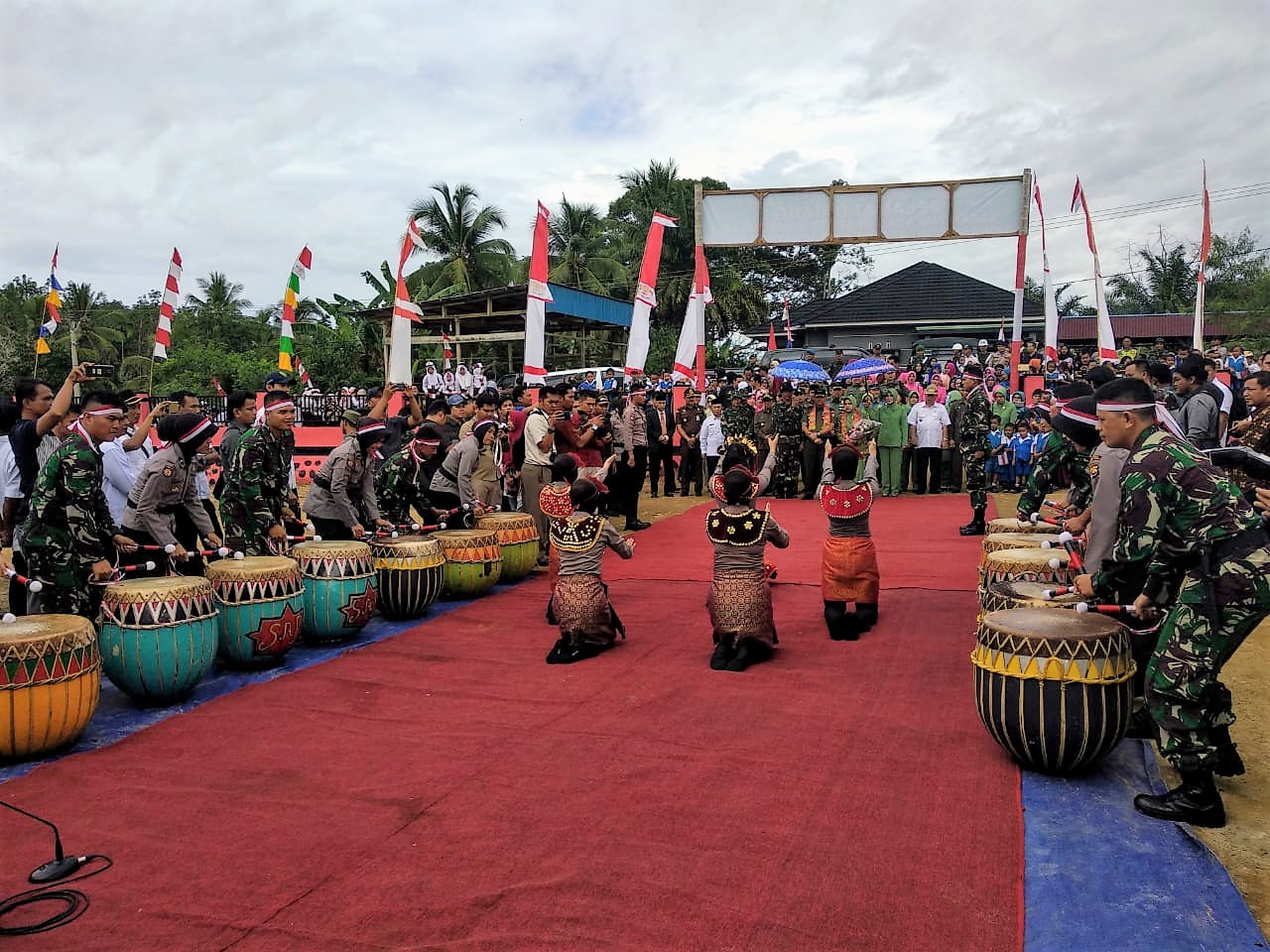 Tarian Bersama TNI/POLRI, Sambut Kedatangan Wakasad Letjen TNI Tatang Sulaiman Beserta Rombongan