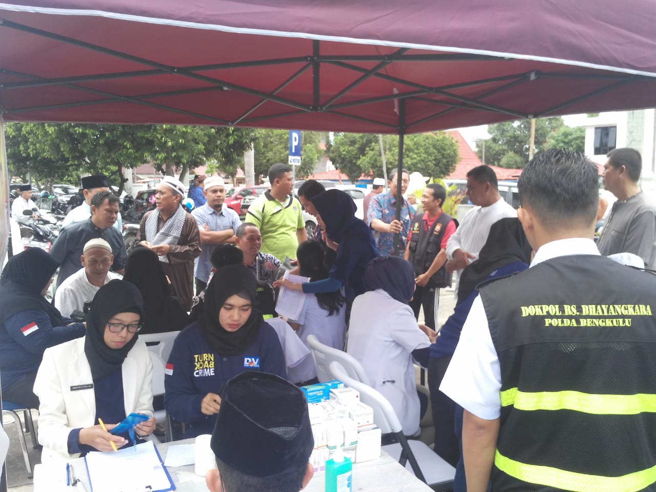 Jumat Sehat, Polda Bengkulu Gelar Pelayanan Pemeriksaan Kesehatan di Halaman Masjid At-Taqwa