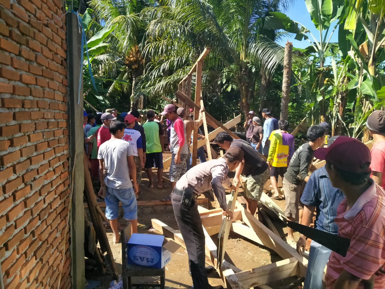 Swadaya Masyarakat, Polsek Talo Ikut Gotong Royong Bedah Rumah Warga Desa Serambi Gunung