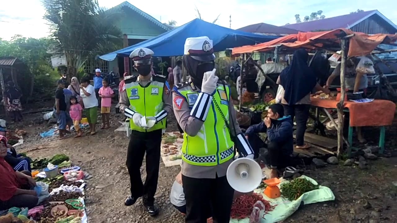 Keliling Pasar, Anggota Polres Seluma Sampaikan Himbauan Terkait Covid-19
