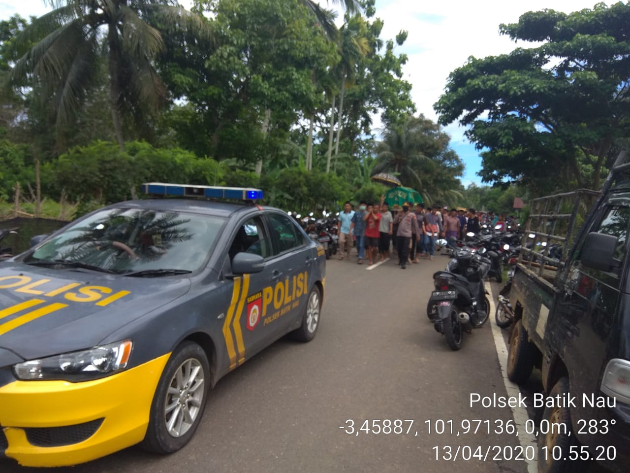 Polsek Batiknau Amankan Proses Pemakaman Korban Salah Tembak
