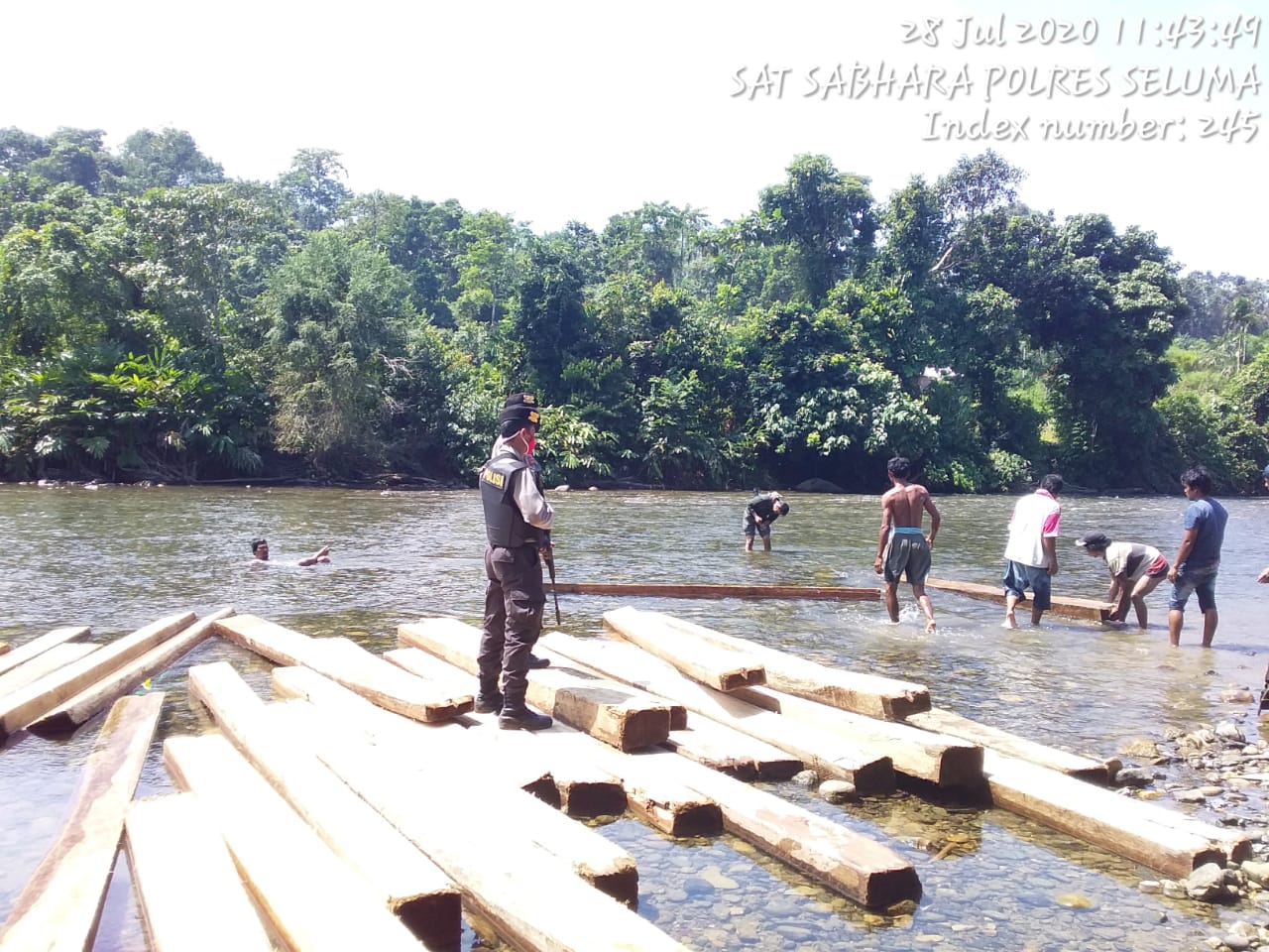 Polres Seluma Polda Bengkulu Amankan 150 Batang Balok Kayu Dari Sungai Napalan