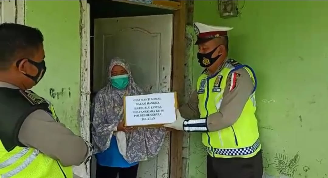 Peringati Hari Lalulintas, Polres Bengkulu Selatan Bagikan Sembako dan Masker Gratis Kepada Masyarakat